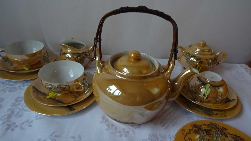 Японски порцеланови тройни сетове, чайник, захарница и каничка..