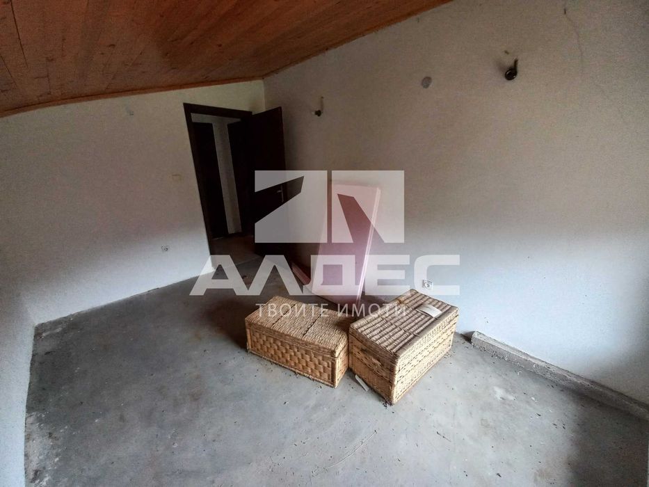 Продава се двуетажна масивна къща с двор в сл. Планиница!