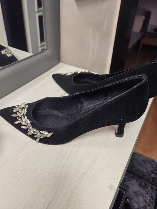 Продавам официални обувки от естествен велур на марката Sergio Baridi