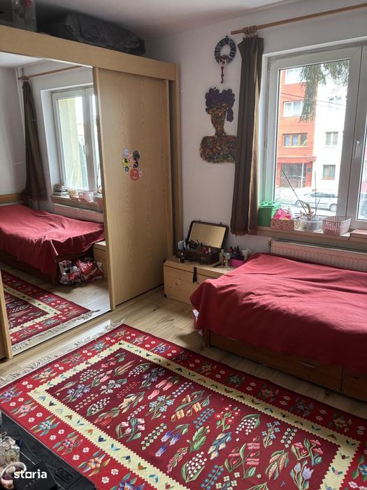 Apartament cu 3 camere, centrala pe gaz, etaj 1