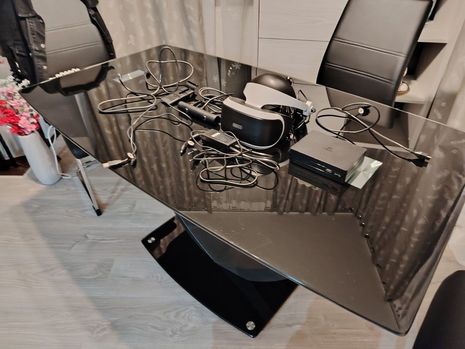 Ps4 vr 1 ochelari, camera, statia si cablurile necesare functiunii.