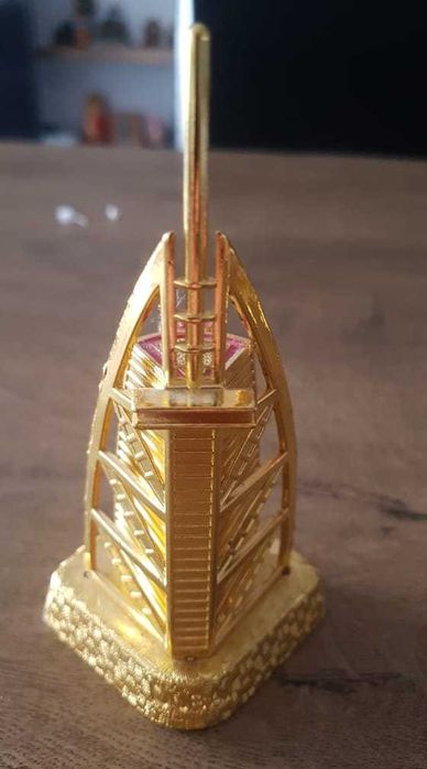 Burj al-Arab din Dubai (rosu-auriu)