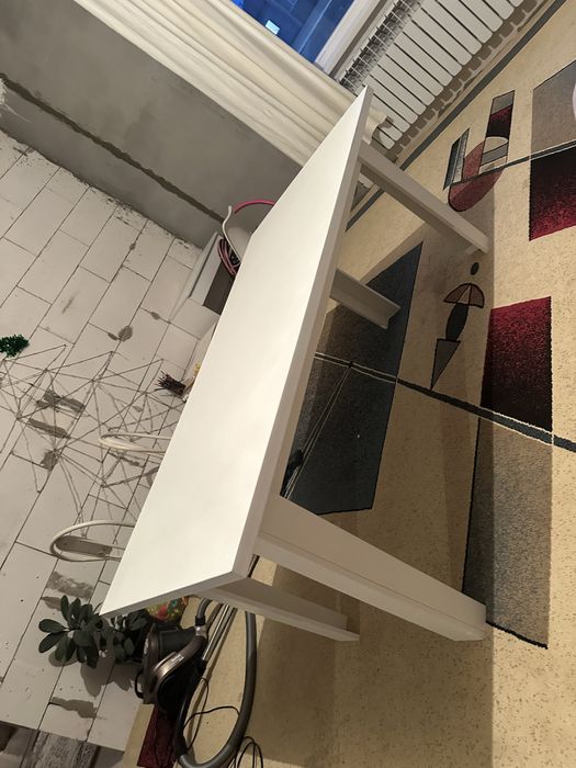 Срочно продается стол белый!