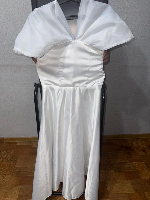 Продам красивое белое платье.