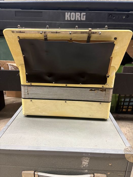 Acordeon Hohner Tango 2B cu 80 de basi