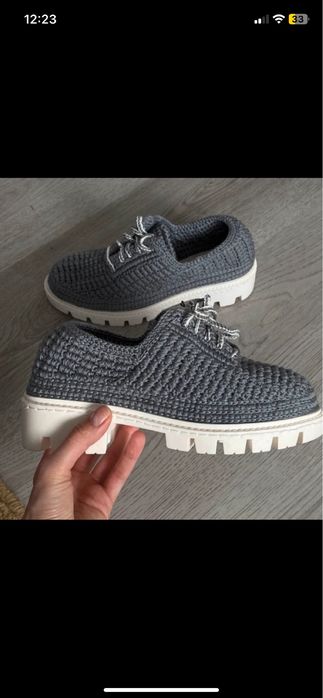 Papuci crosetati, disponibili.  Mărimea 37, în interior 24 cm lungime și 10 lățime.