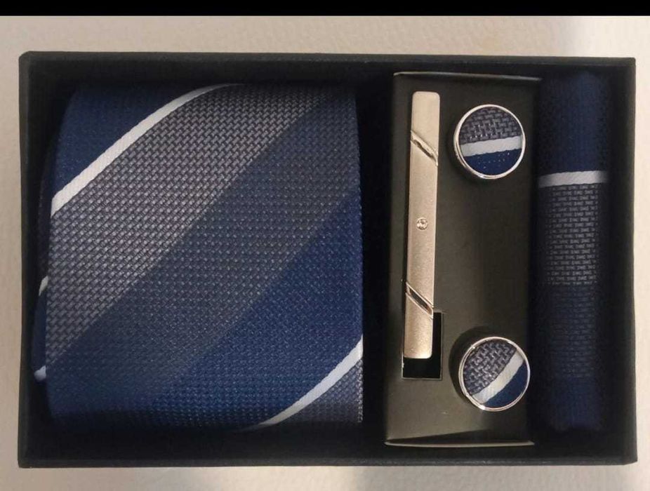 Set cadou  - cravată, ac/agrafa, butoni si batista