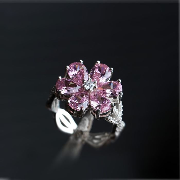 Gul Uzuk — Universal o'lchamdagi zamonaviy va bejirim ayollar uzugi.