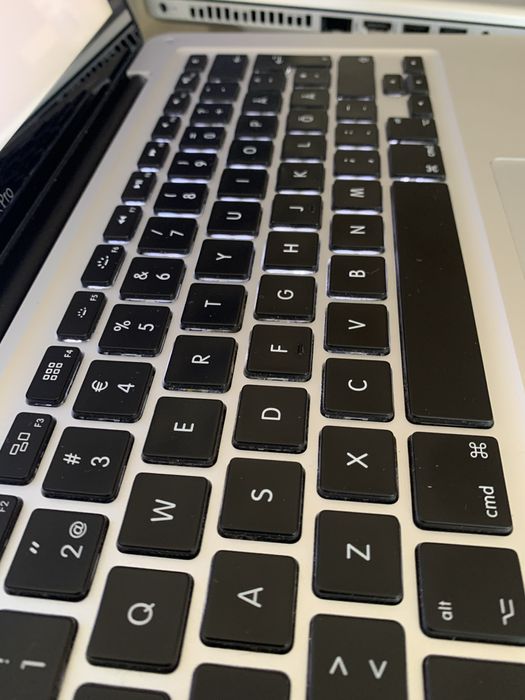 MacBook Pro intel core i5,Tastatura luminata,Display 13,3,Citi anuntul