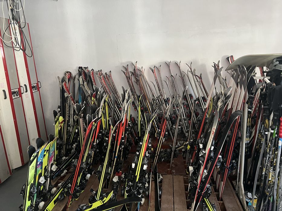 Inchiriem Schiuri Clapari Echipamente  Schi