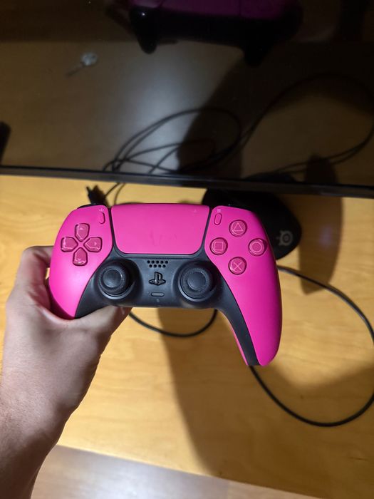 Playstation 5 digital edition, 825GB, plus maneta roz