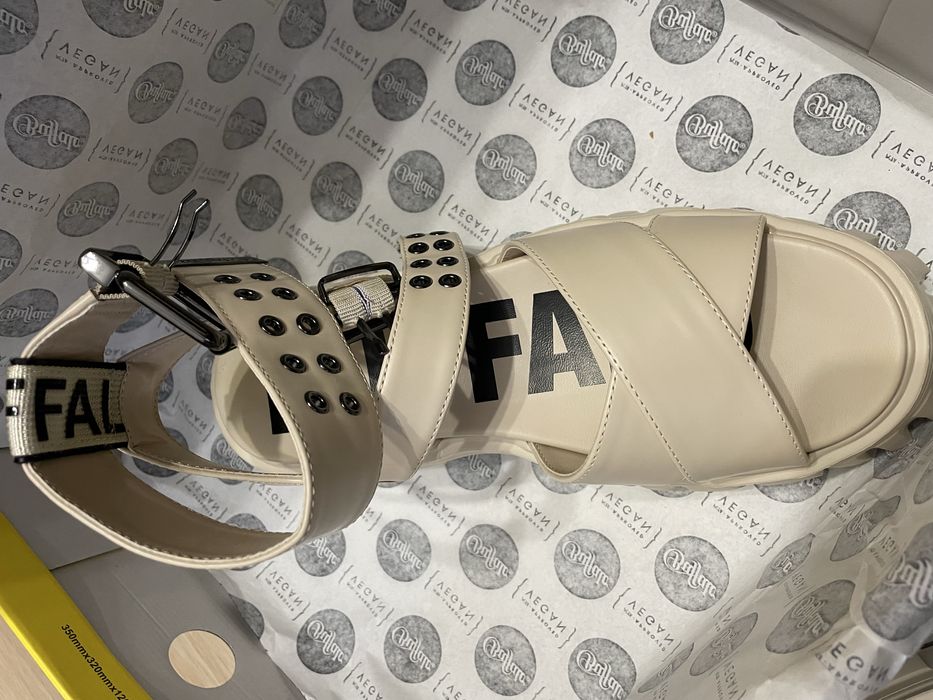 Сандали на платформа Buffalo, бежови