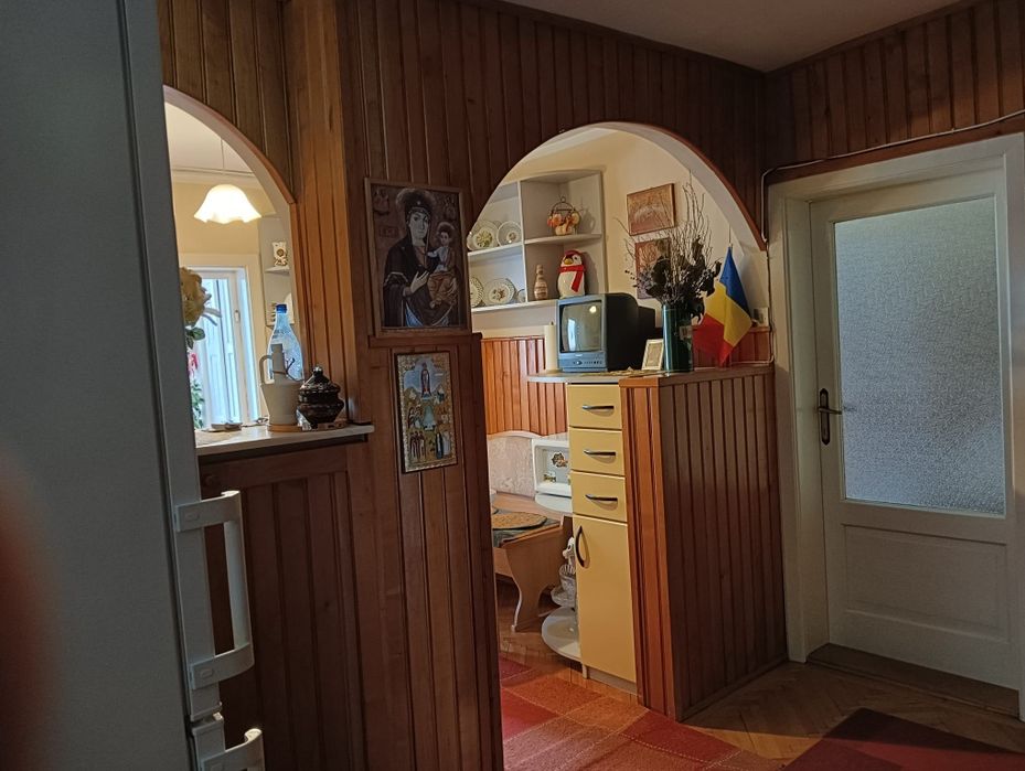 Vând apartament cu 3 camere  în Beiuș central