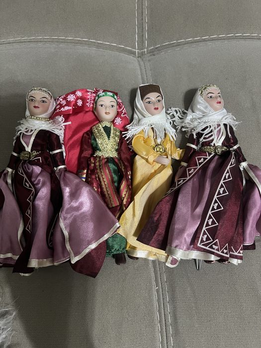 Куклы в народных костюмах фарфоровые