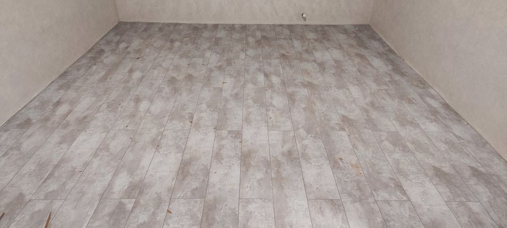 Ламинат, линолеум, паркет, паркет, плинтуса