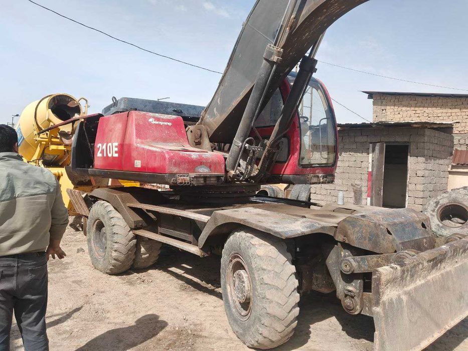 Экскаватор (ишлаб турибти)