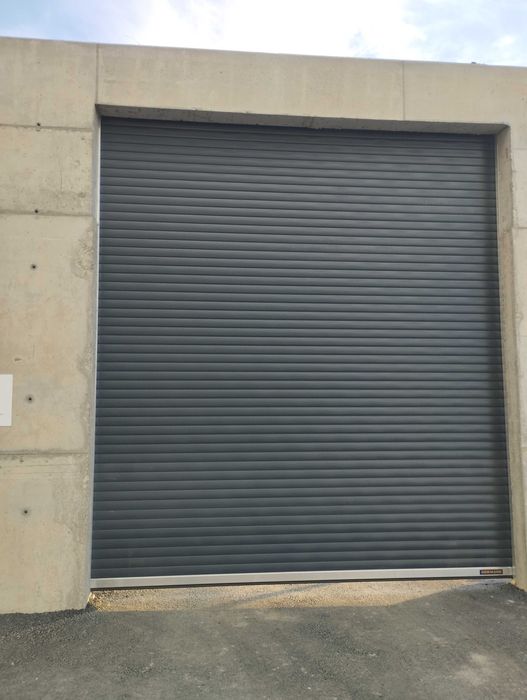 Индустриални секционни врати за халета Хьорман в цвят RAL7016