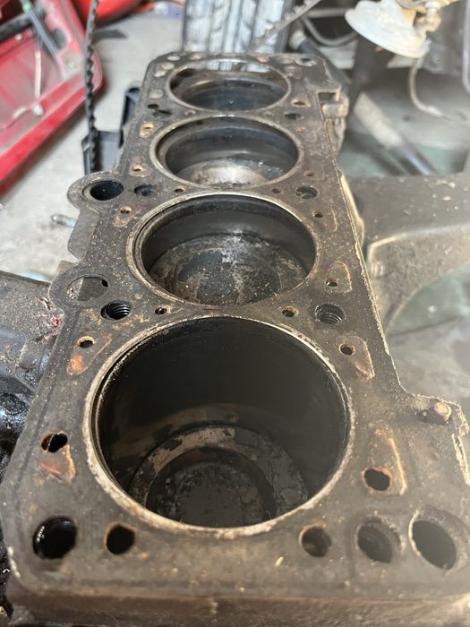 продам блок двигателя 1.8 моно