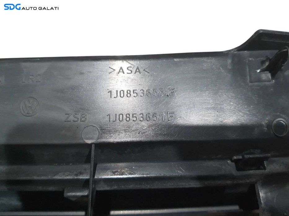 Grila Centrala cu Emblema Sigla de pe Bara Spoiler Fata Volkswagen Golf 4 1998 - 2005 Cod 1J0853655F 1J0853651F [N2954]