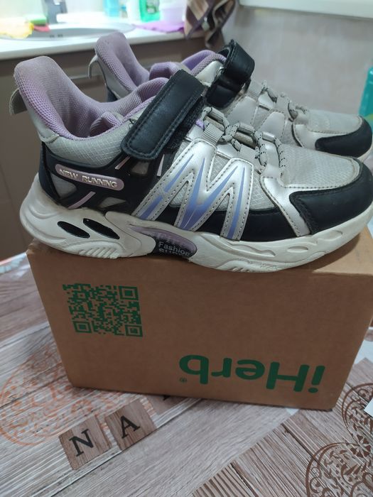 Кроссовки на девочку размер 35