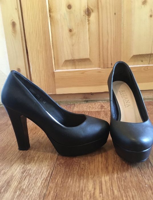 Черные классические туфли