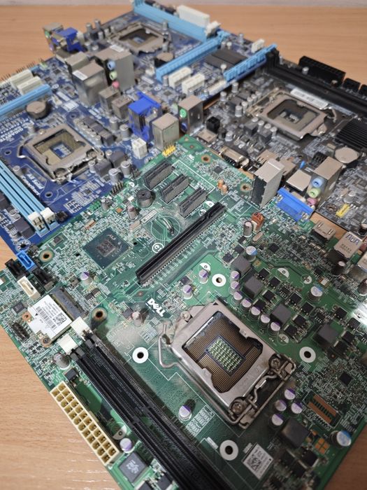 Принимаем материнскую плату