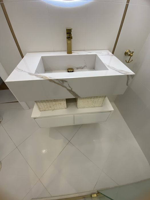 Красив и модерен ПВЦ шкаф за баня