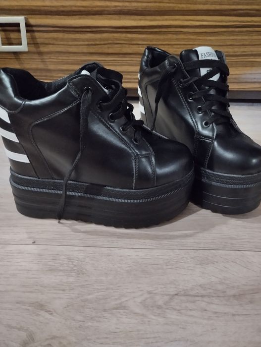 Кроссовки на платформе