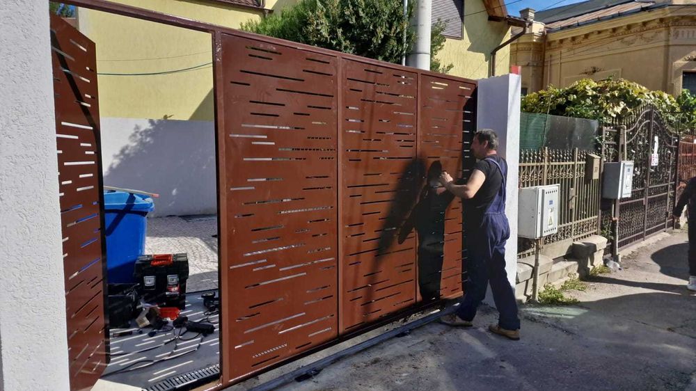 Gard, porti tabla decupata