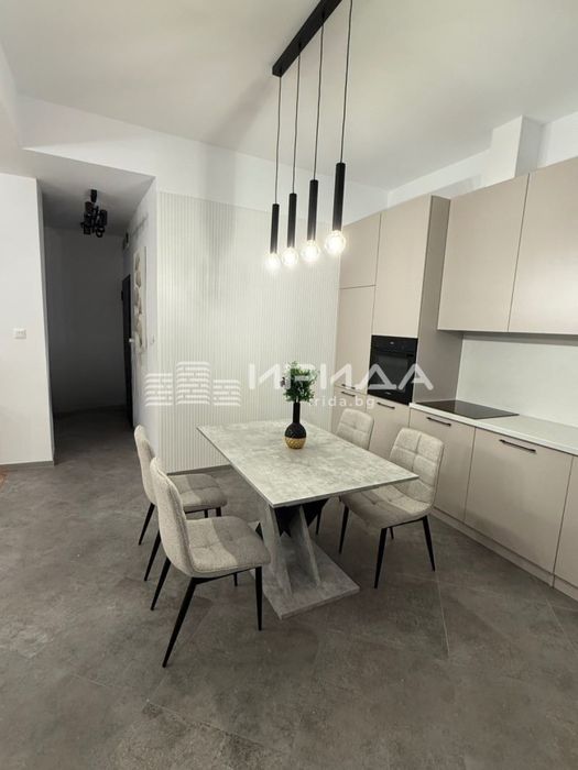 Ремонтиран тристаен апартамент до пл. Руски паметник