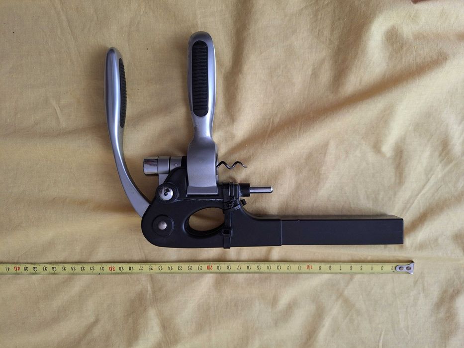 Tirbușon profesional cu pârghie (de tip lever corkscrew), folosit