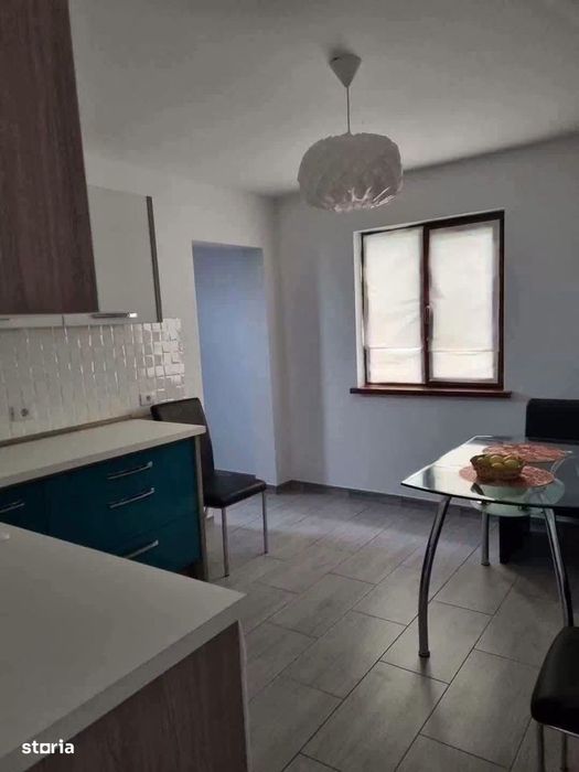 De vanzare vila la 5 min de Roman compusa din 7 camere, 1500mp teren
