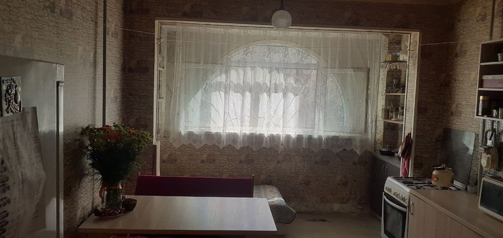 Продается 4 - х комнатная квартира.