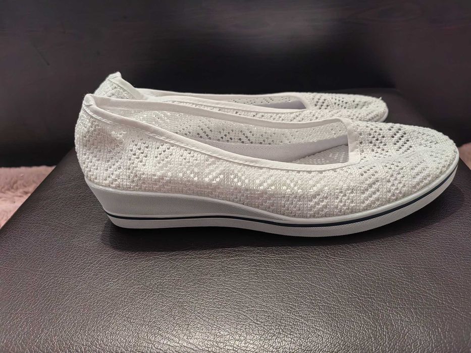 Бели обувки пролетни-летни