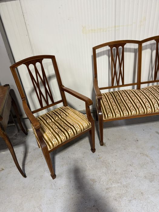 Canapea si doua fotolii cu influente Chippendale