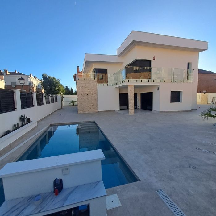 Executăm case la cheie