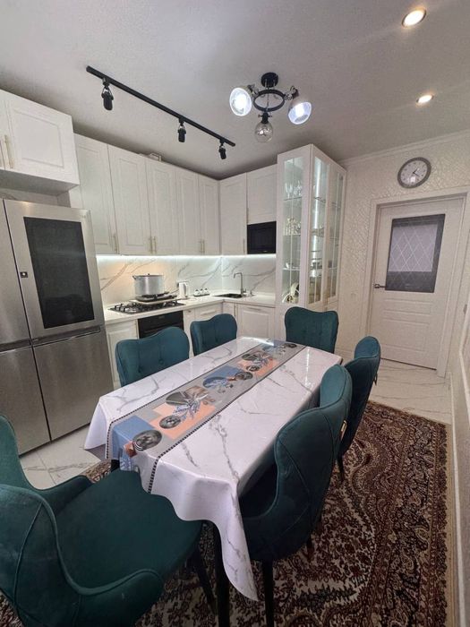 Кухонный стол со стульями