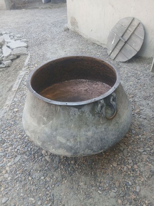 50 kg mis qozoni ishlatishga soz holatda sarpo‘shi bor