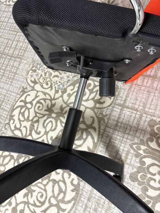 Продам кресло на колесиках