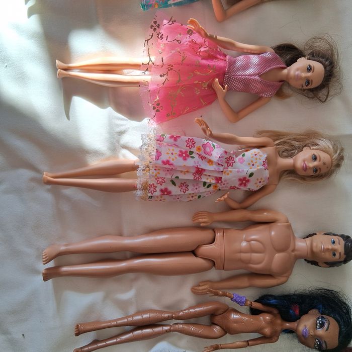 Продавам кукли  Барби.