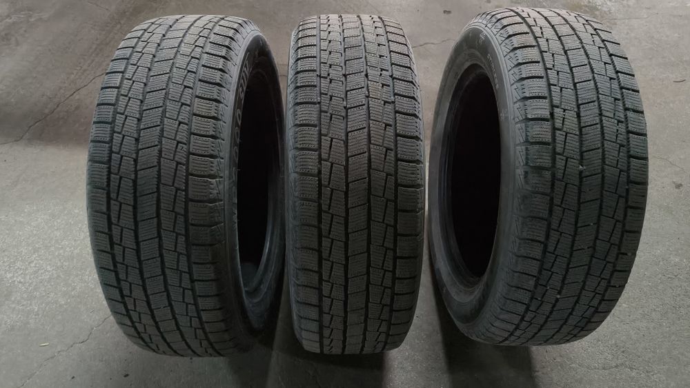 Шины  235-60-R18  , три  баллона.