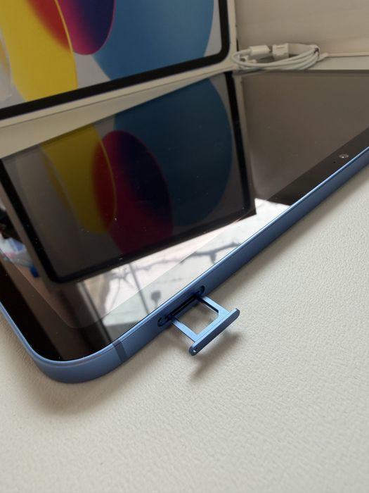 iPad 10th Generation Wi - Fi + Cellular