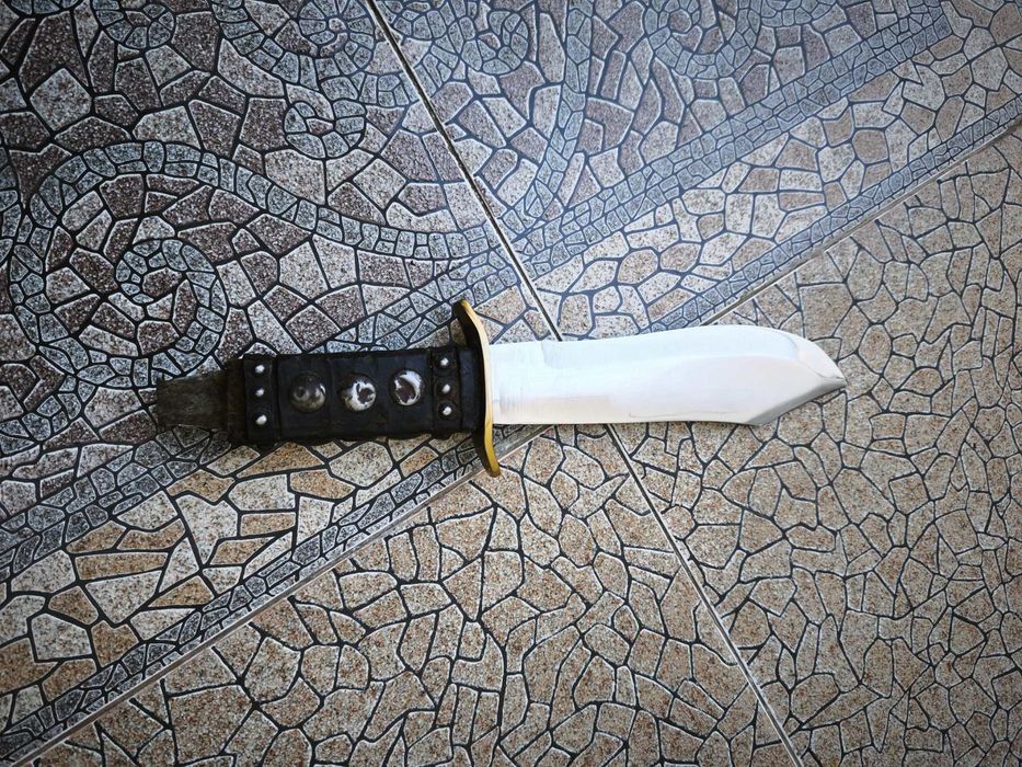 Нож 1300г. България
