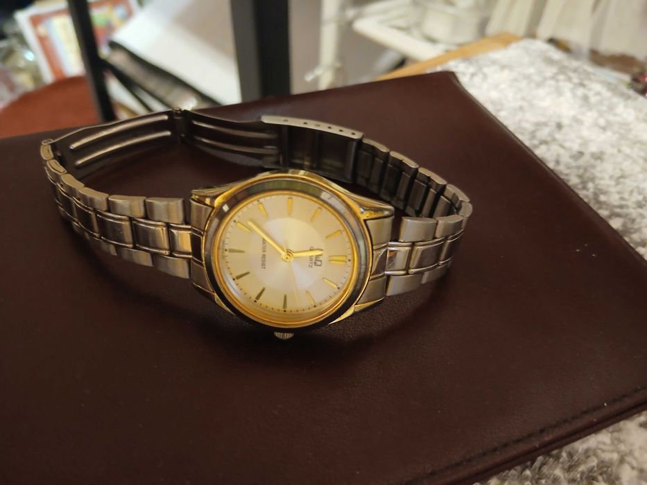 ceas Q&Q cu bratara metalica in stare perfecta