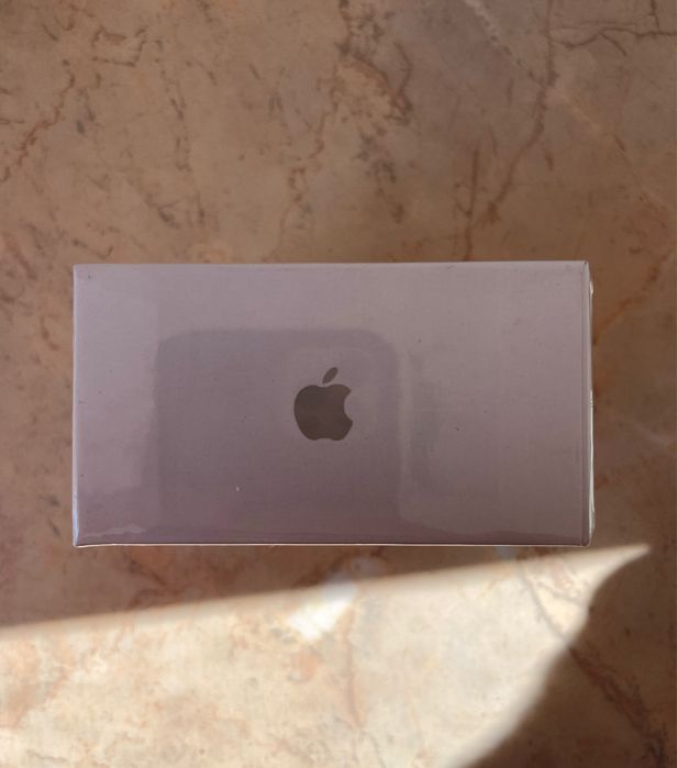 ПРОДАВАМ неотваряни Airpods pro 3