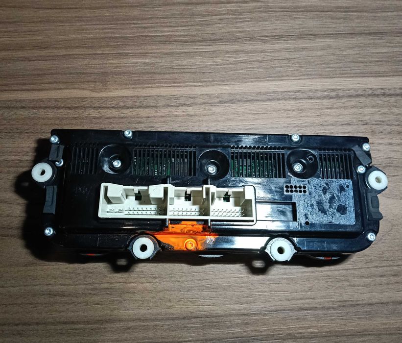 Управление за климатроник VW Golf 5 / Passat 6 / Touran / Caddy