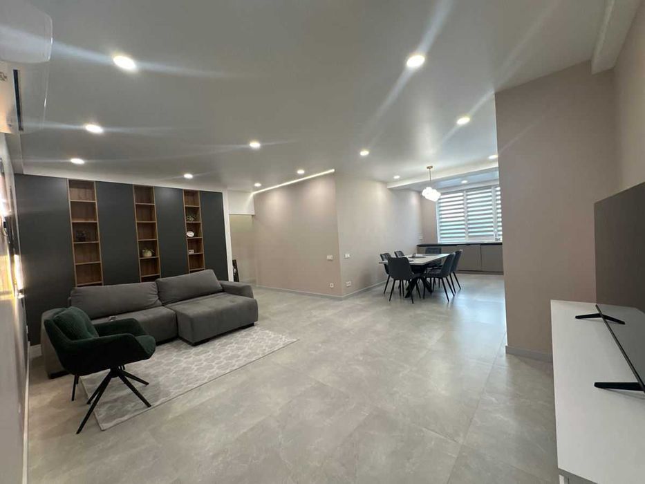 Дава се под наем Тристаен апартамент в София, Център - 96 кв.м за 475 € - Снимка #2