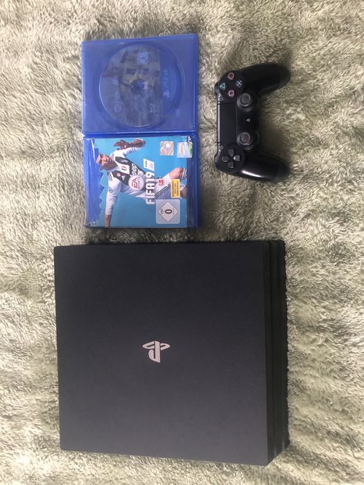 Playstation4 pro 1 TB si un controller - pachet cu FIFA 17+FIFA18