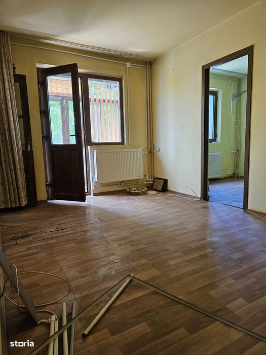 Se vinde imobil cu 3 camere, cu balcon, liber.