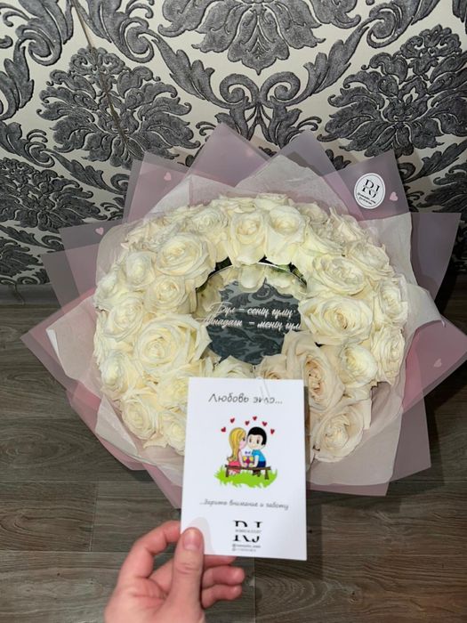 Продаются белые розы в зеркальной упаковке.